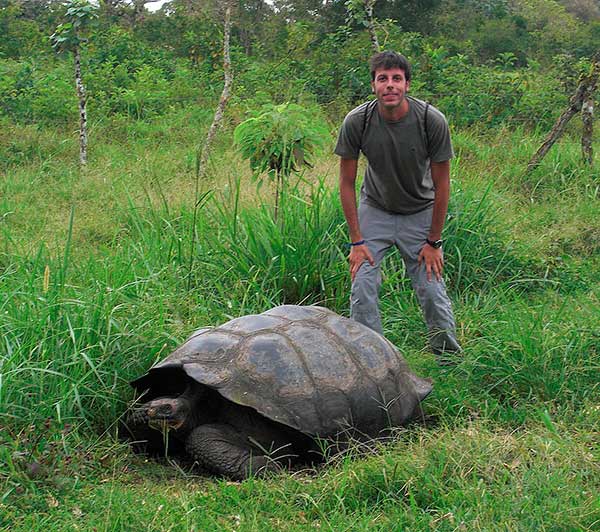 Galápagos con tortuga gigante
